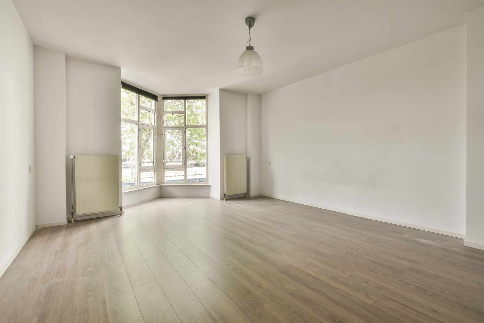 interior-of-empty-room-with-windows-PQBJSLJ.jpg