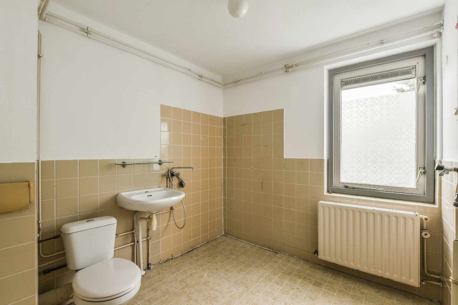 small-restroom-in-apartment-XTM47SW.jpg